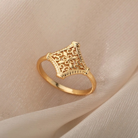 Vintage Hollow Floral Gold Ring - Picture 8 of 10